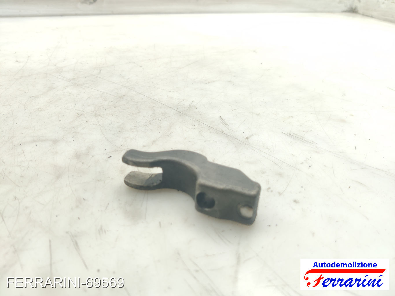 staffa supporto iniettore ALFA ROMEO 159 939 1.9 JTDM 16V 2005-2011 038130216