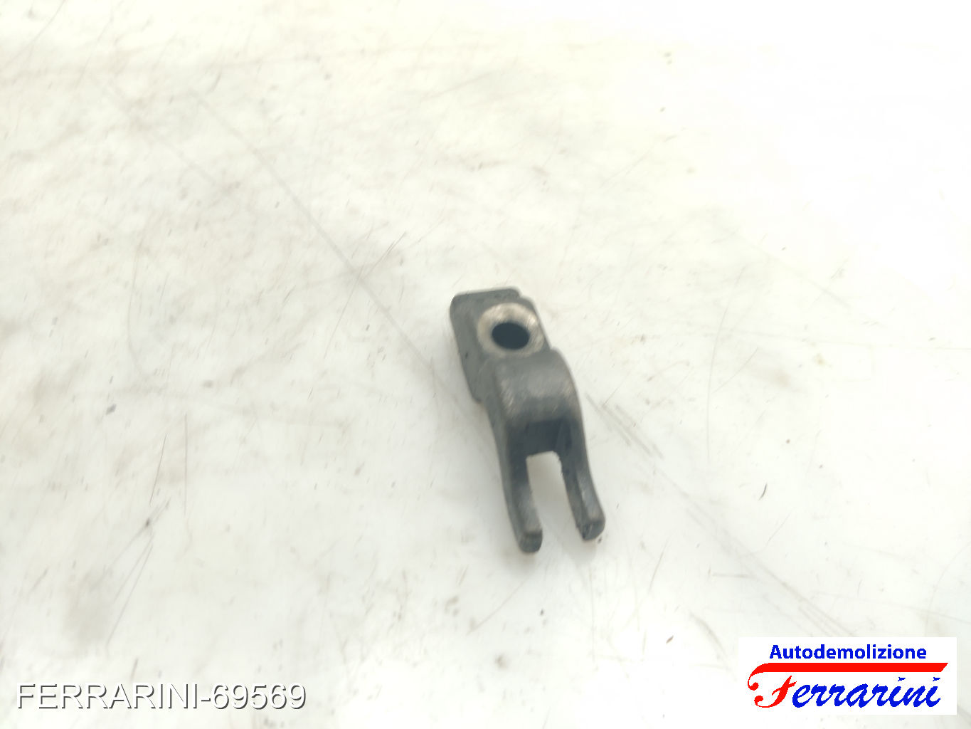 staffa supporto iniettore ALFA ROMEO 159 939 1.9 JTDM 16V 2005-2011 038130216